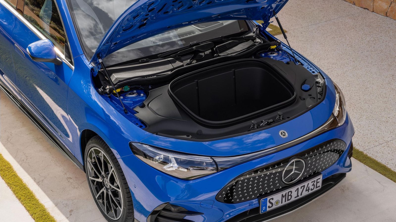 El espacio del maletero es pequeño en los CLA, pero los eléctricos lo compensan con este inmenso baúl de 101 litros para mucho más que los cables de carga bajo el capó.