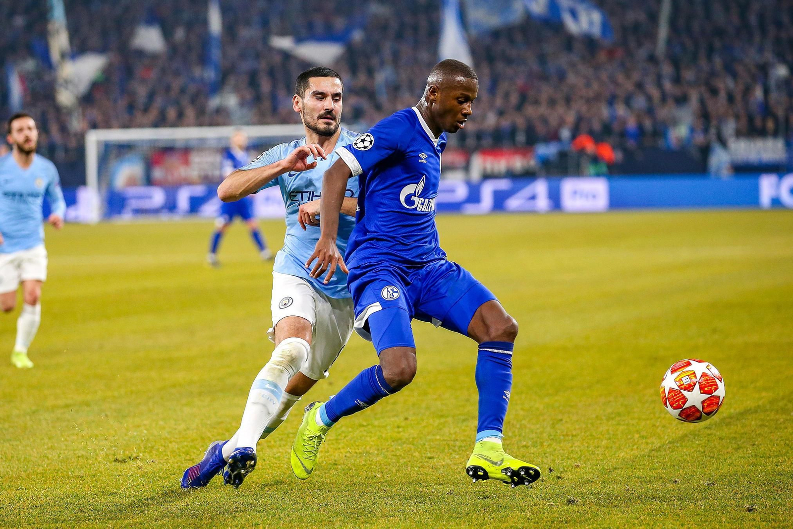 Mendyl protege la pelota ante Gundogan en un Schalke-City de Champions.