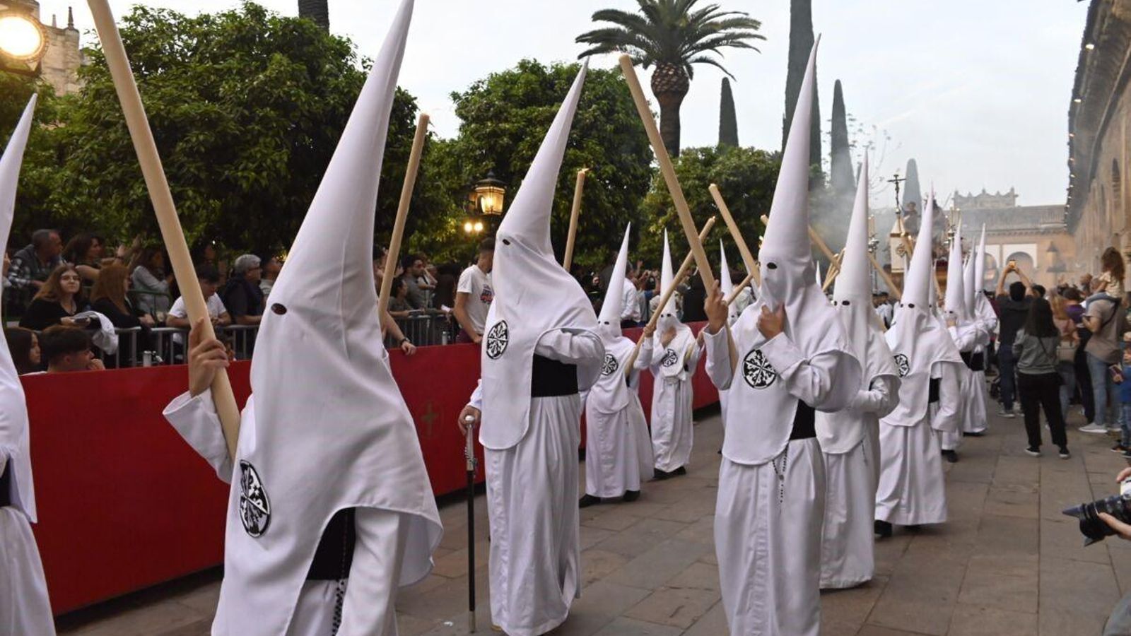 Nazarenos de Presentación al Pueblo, en el Patio de los Naranjos.