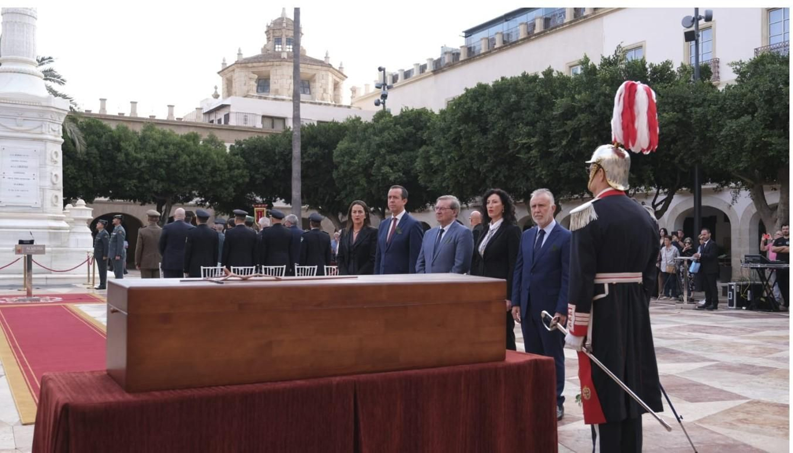 El ataúd con los restos de Los Coloraos, en la Plaza Vieja, junto al monumento.