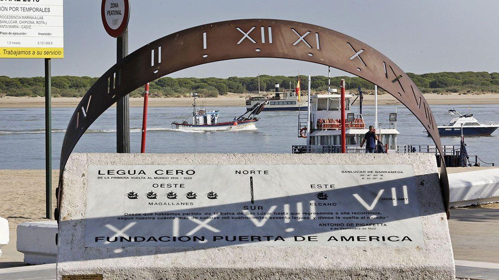 Reloj que marca el punto de partida de la primera vuelta al mundo en Bajo de Guía.