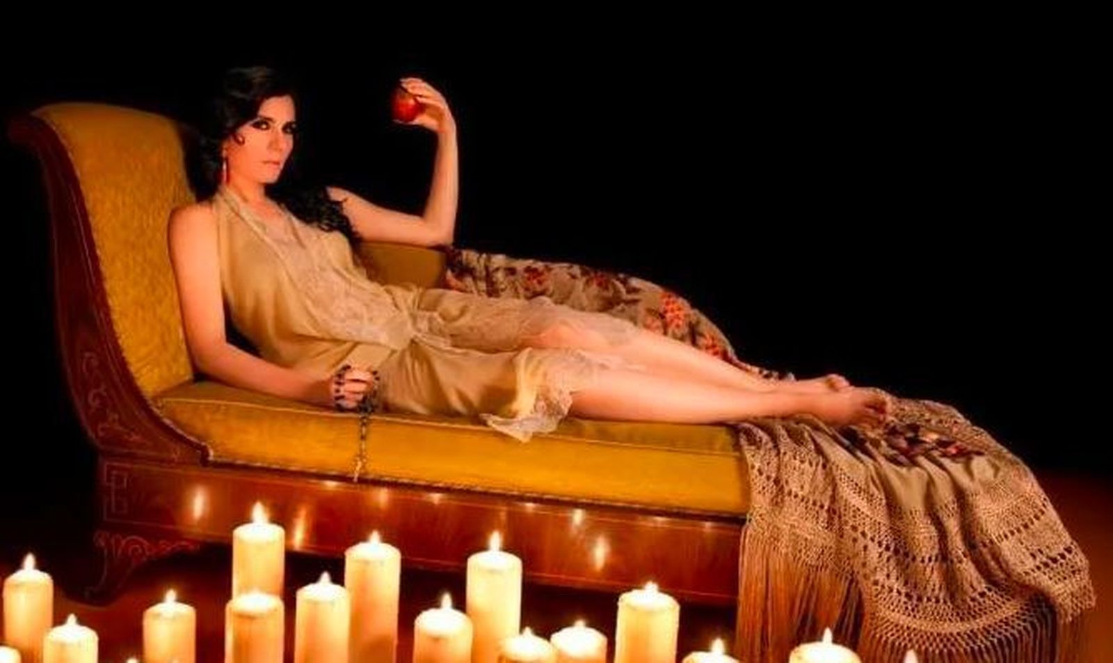 Mantón de seda cedido por la cantante malagueña Diana Navarro para la subasta.