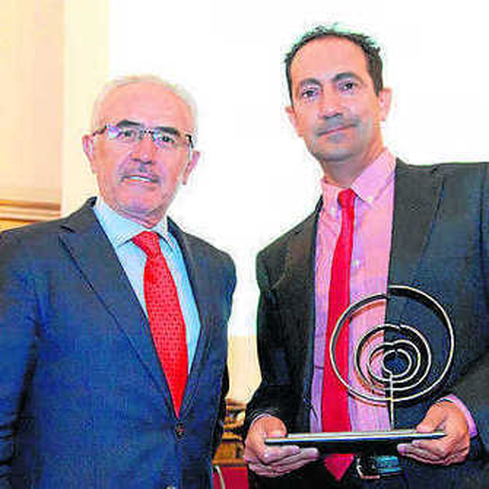 Bayo (dcha.), tras recibir el premio.