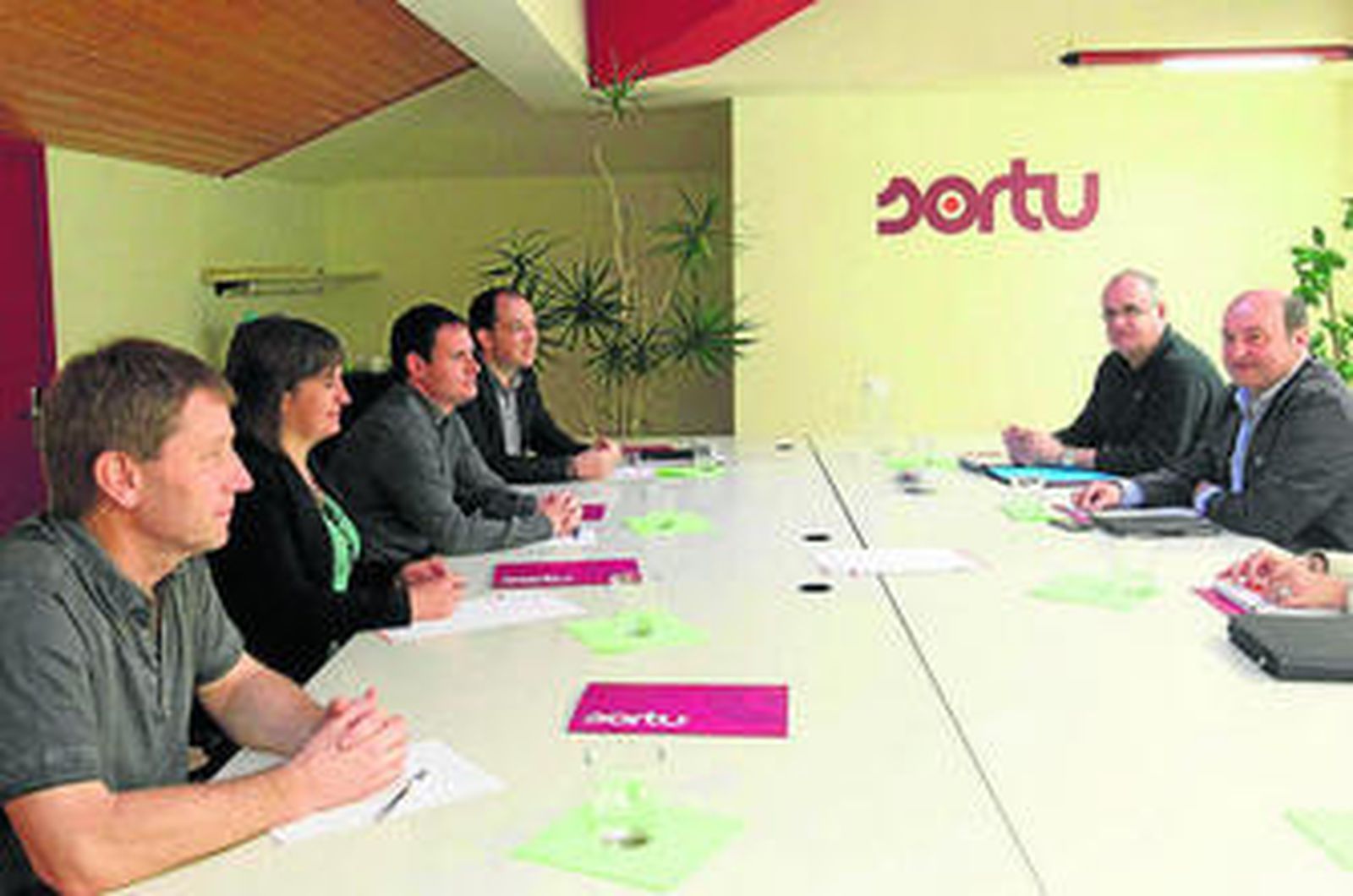 Los líderes del PNV (a la derecha) y Sortu, durante la reunión mantenida ayer en San Sebastián.