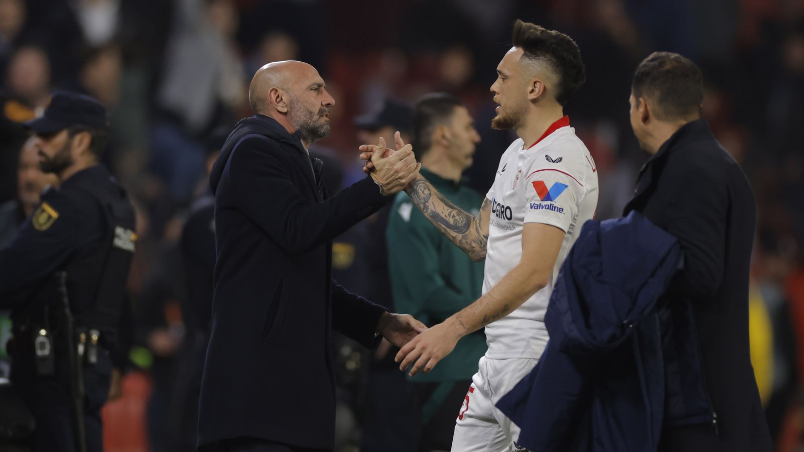 Ocampos y Monchi se saludan tras la finalización del partido.