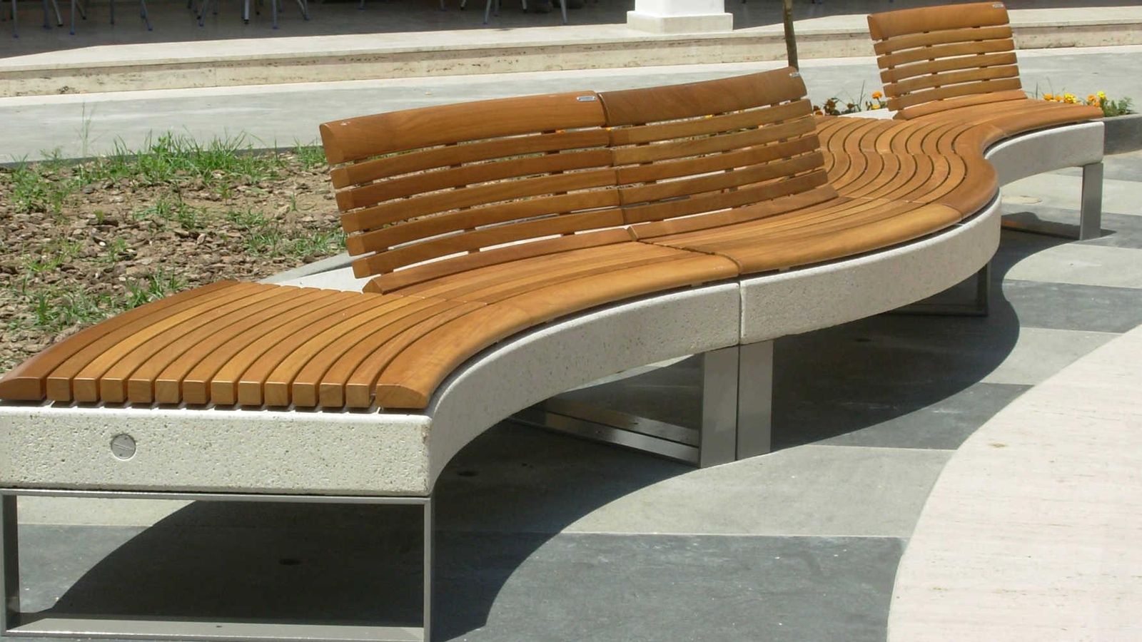 Bancos modelo Diamante Curvo 45º con respaldo, de Metalco.