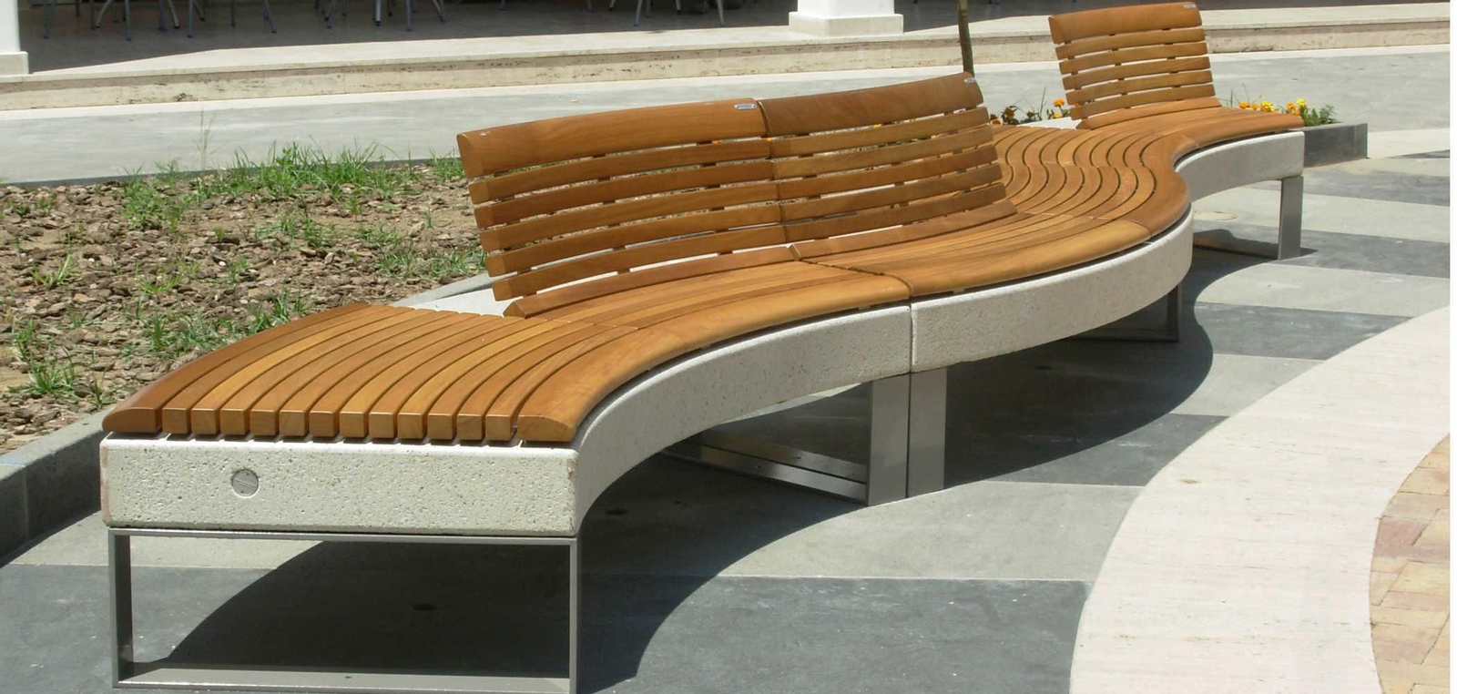 Bancos modelo Diamante Curvo 45º con respaldo, de Metalco.