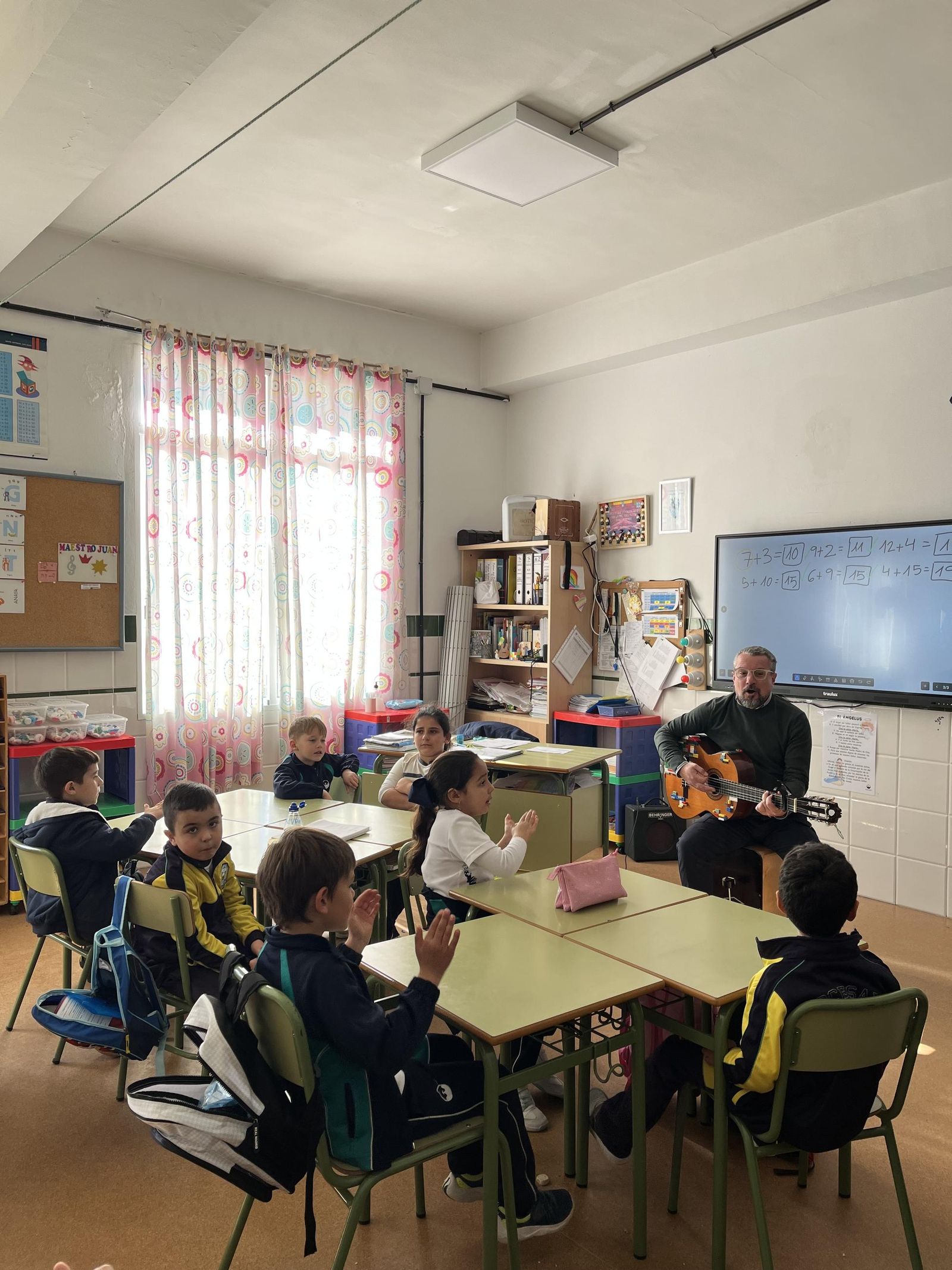 El maestro Juan cantando con sus niños en clase.