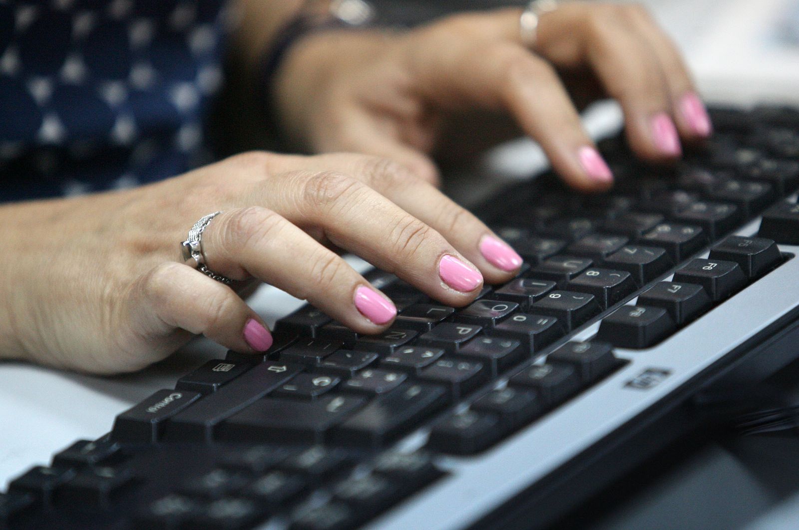 Manos de mujer trabajando.