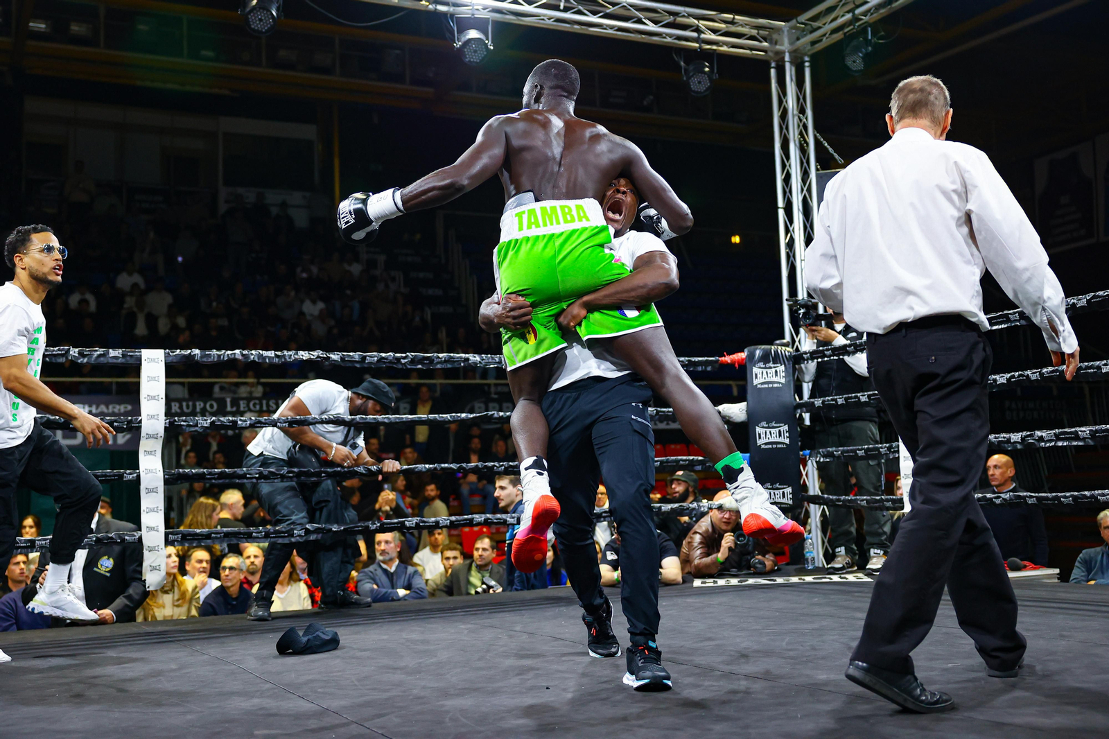 Las mejores fotos de la derrota de José Luis Navarro (El Cazador Jr) ante Gustave Tamba