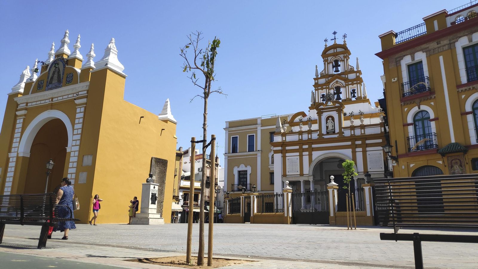 El arco y la basílica de la Macarena, donde reposan los restos del general Queipo de Llano y su mujer, Genoveva Martí.