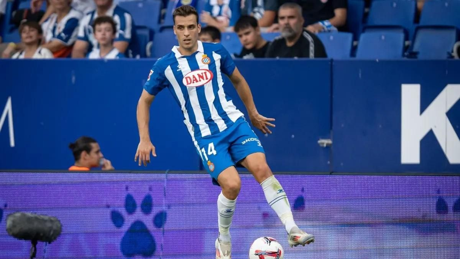 Brian Oliván controla el esférico en un partido con el Espanyol