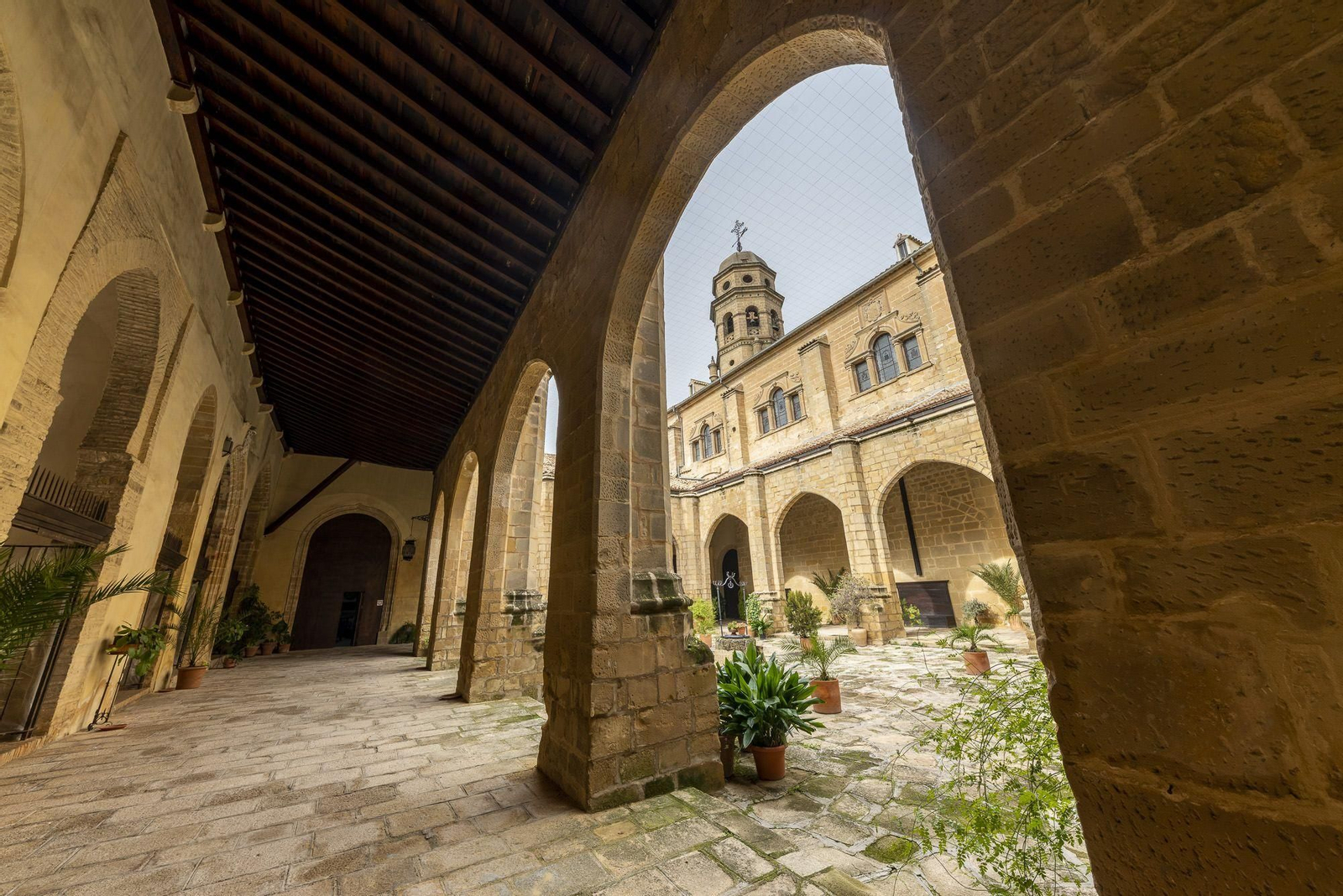 Claustro de la Catedral de Baeza con su torre al fondo.
