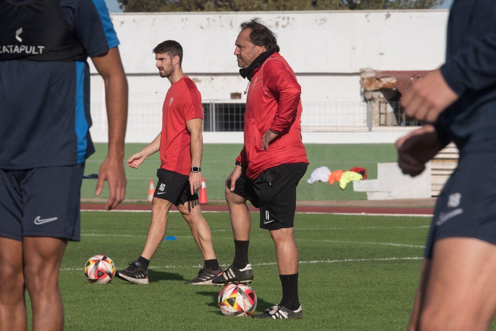 Alfredo Santaelena observa el trabajo de sus pupilos en la Junta de Deportes.