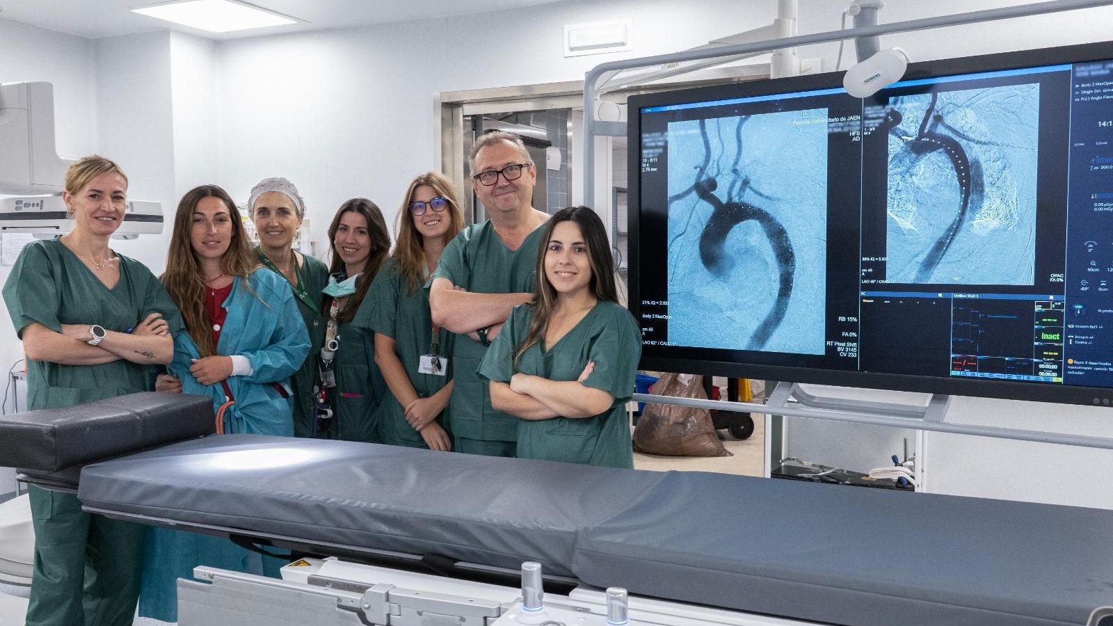 Equipo quirófano híbrido en la intervención al paciente con síndrome aórtico agudo.