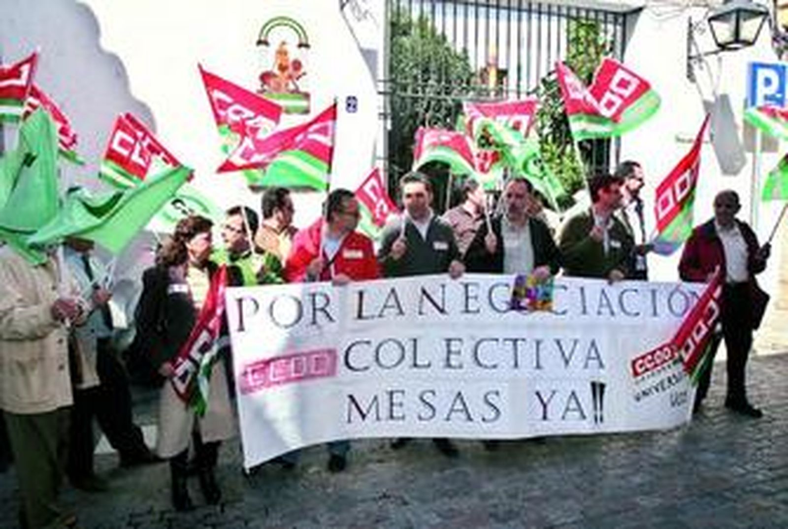Un momento de la concentración de ayer ante la puerta de la sede de la Delegación de Innovación.