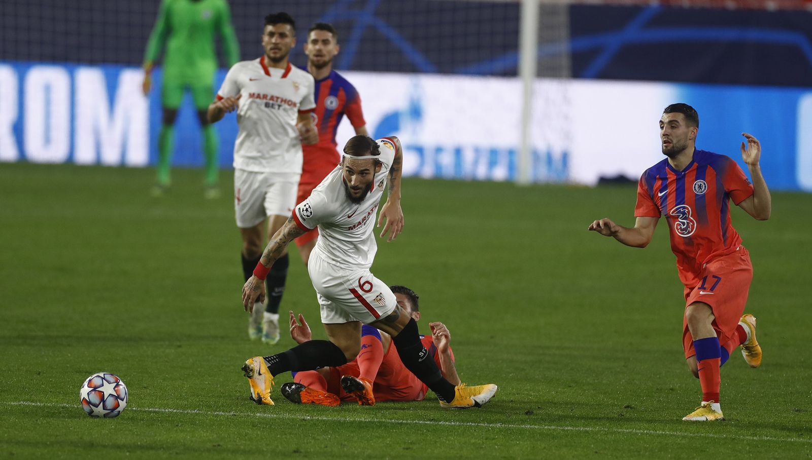 Gudelj disputa el balón en un lance del partido ante el Chelsea.