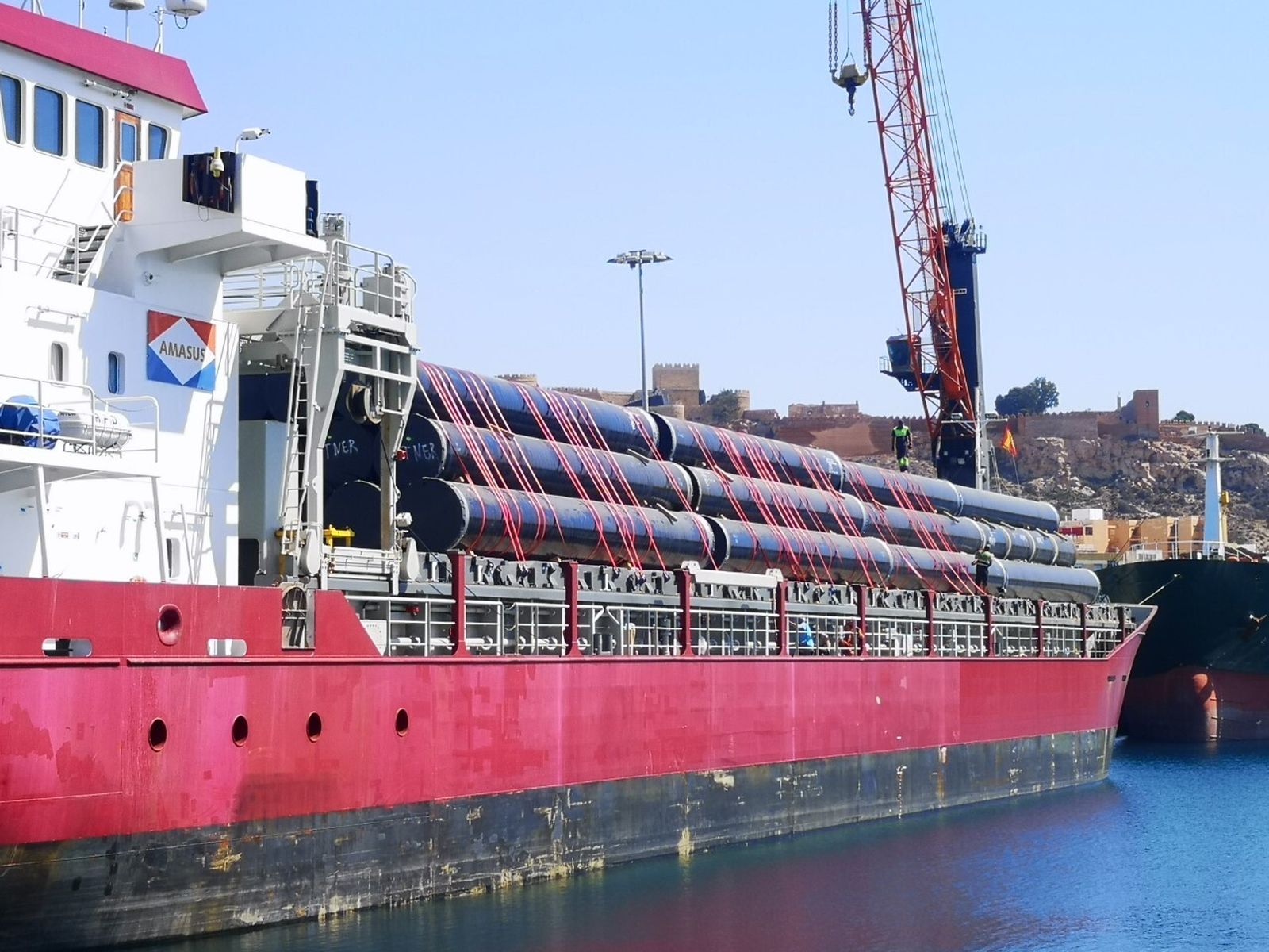 Embarcación con tubos en el Muelle de Ribera en el puerto de Almería