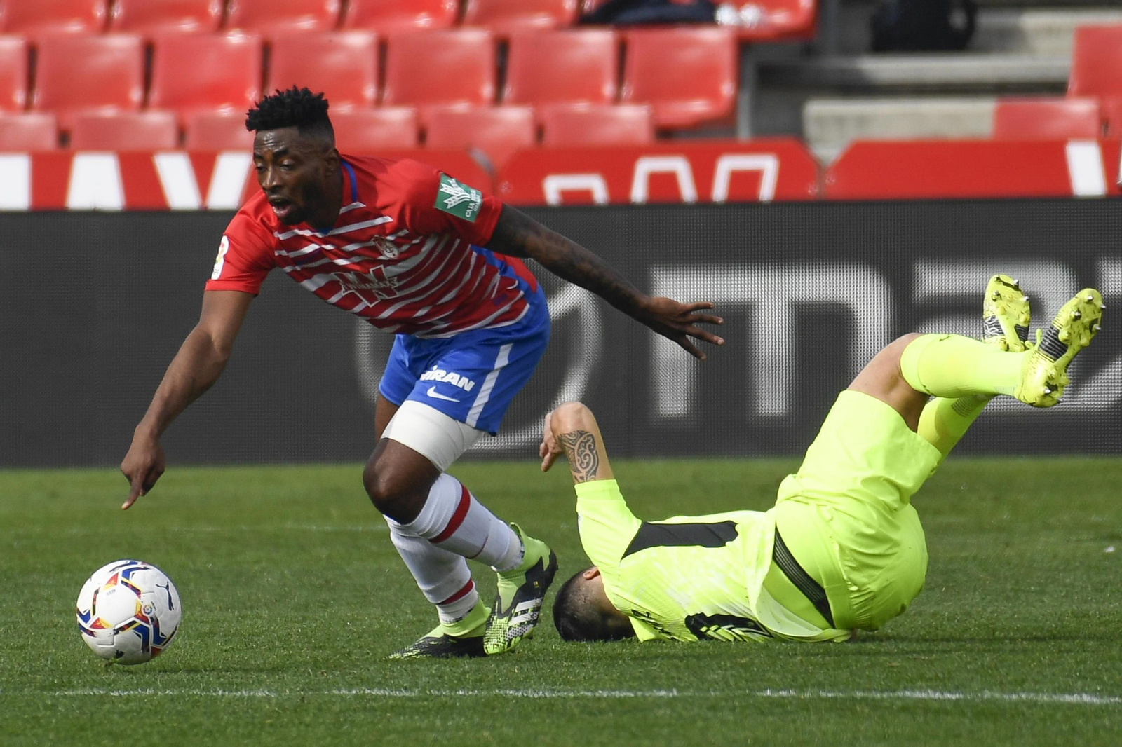 Eteki roba el balón ante el Atlético de Madrid.