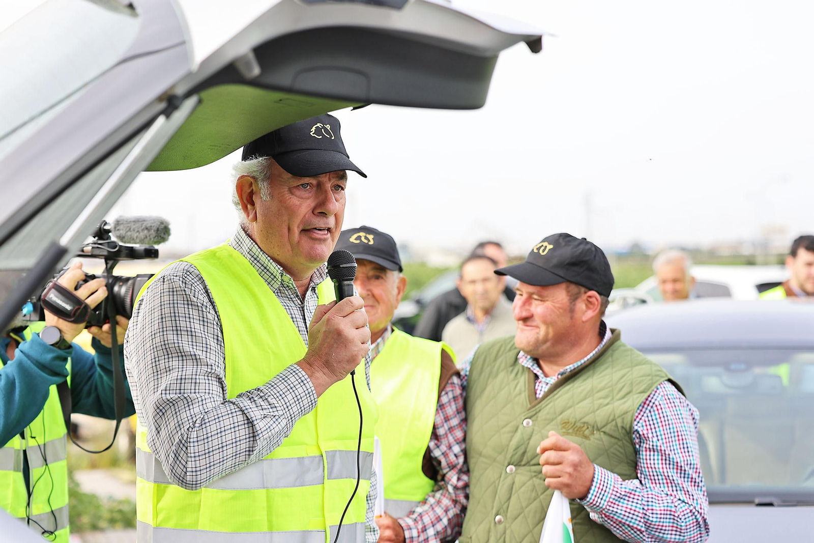 Imágenes de la multitudinaria tractorada de los agricultores en Huelva