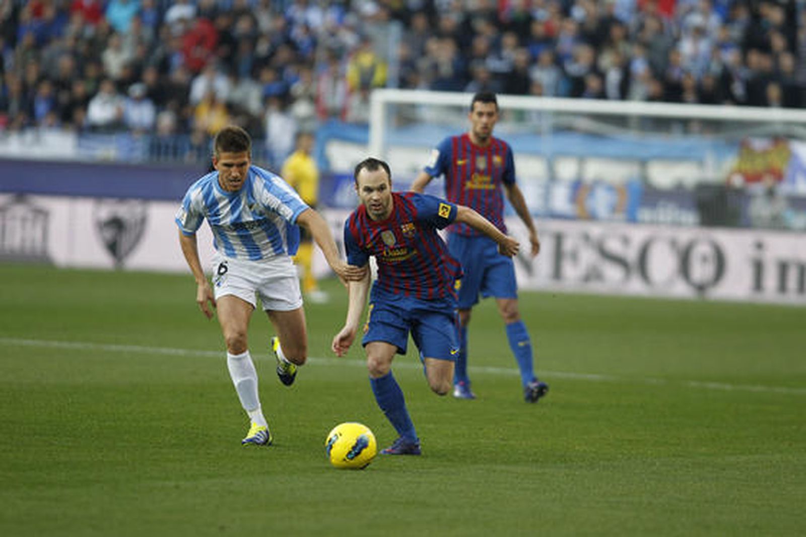 El Málaga es goleado en casa ante el Barcelona (1-4). / Sergio Camacho