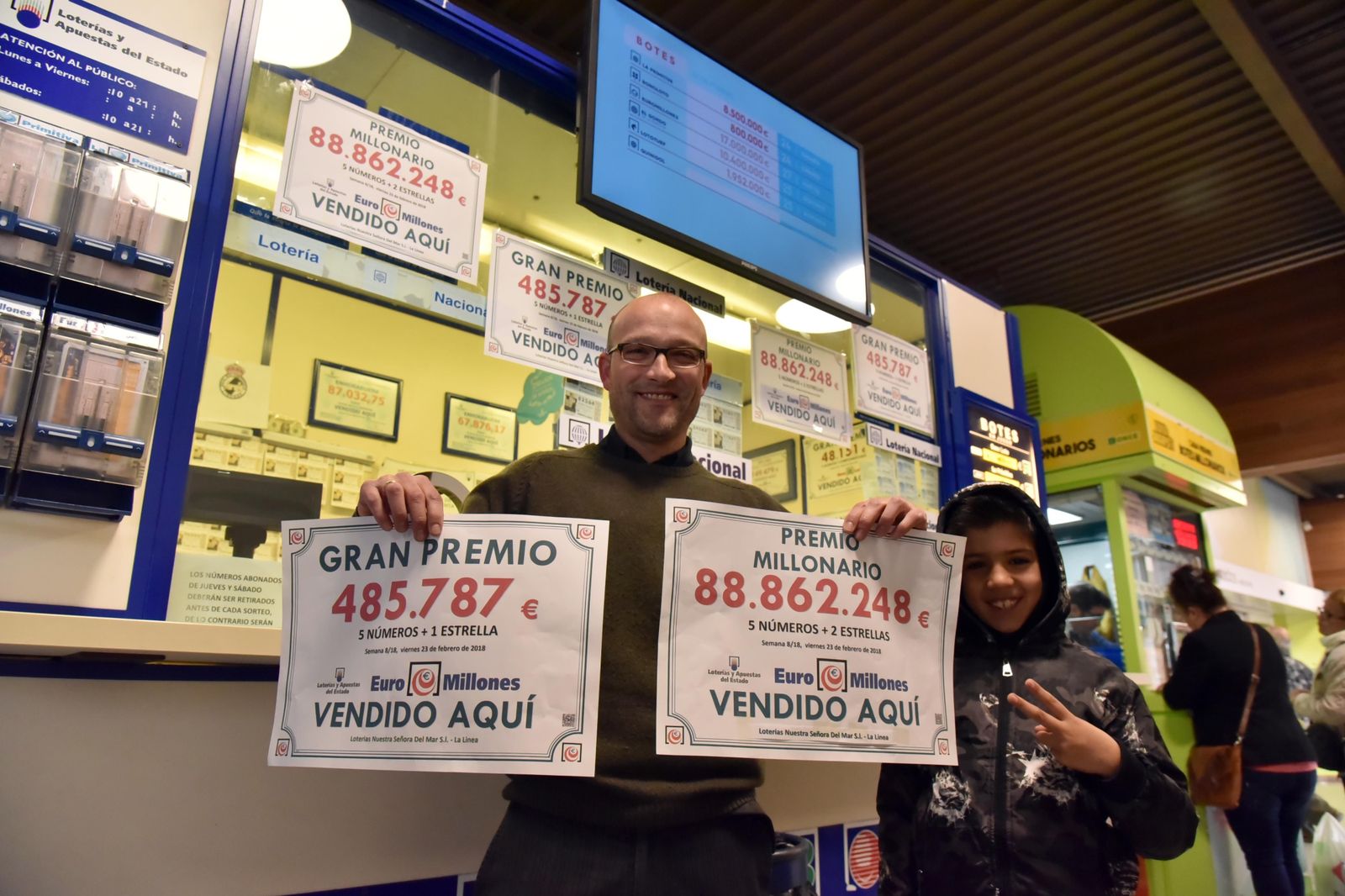 Santiago Luque, uno de los responsables de la administración, posa con los carteles que acreditan la lluvia de millones en La Línea.