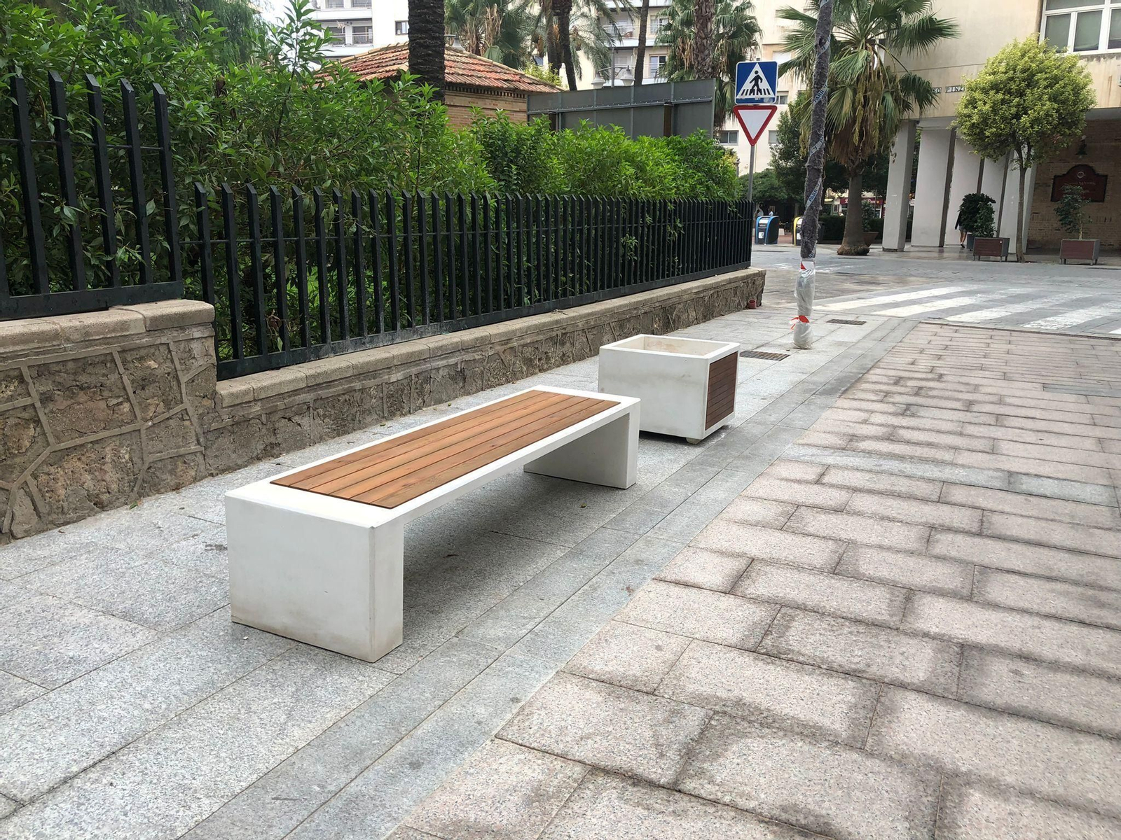 El nuevo mobiliario urbano en el centro de Huelva.