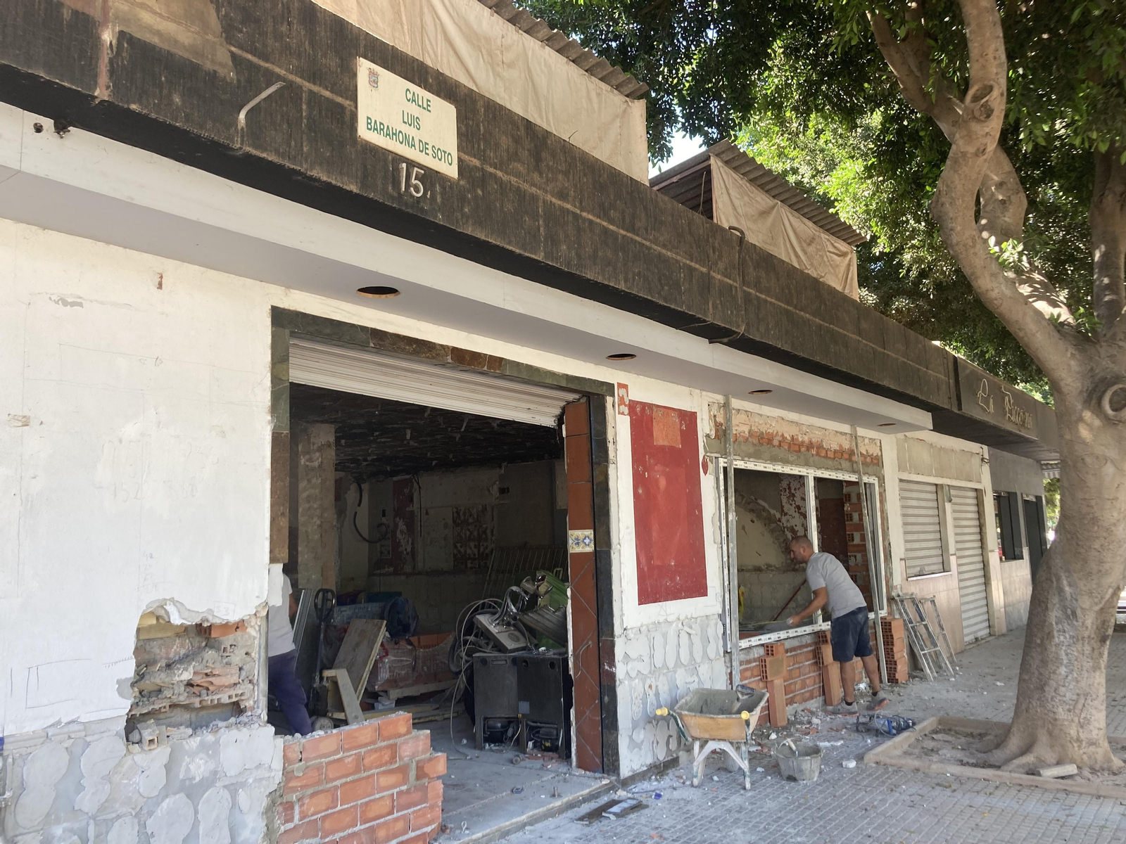 Obras en el antiguo local de la pizzería La Piccolina.