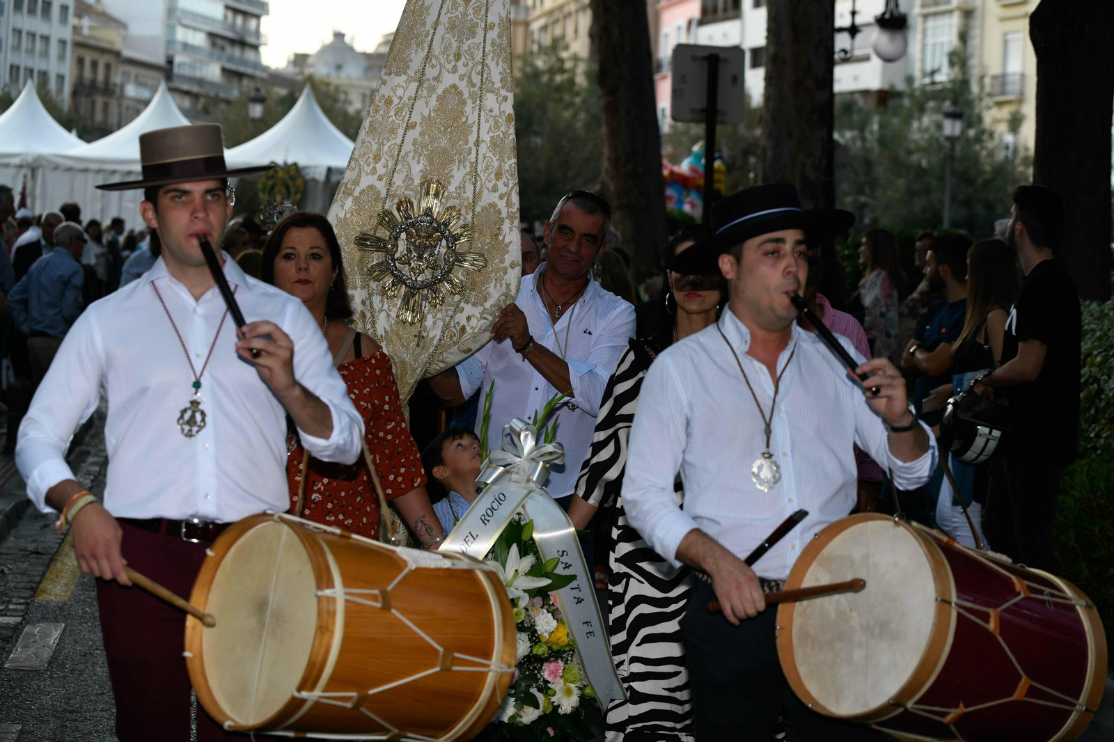 La Ofrenda floral a la Virgen de las Angustias, en imágenes