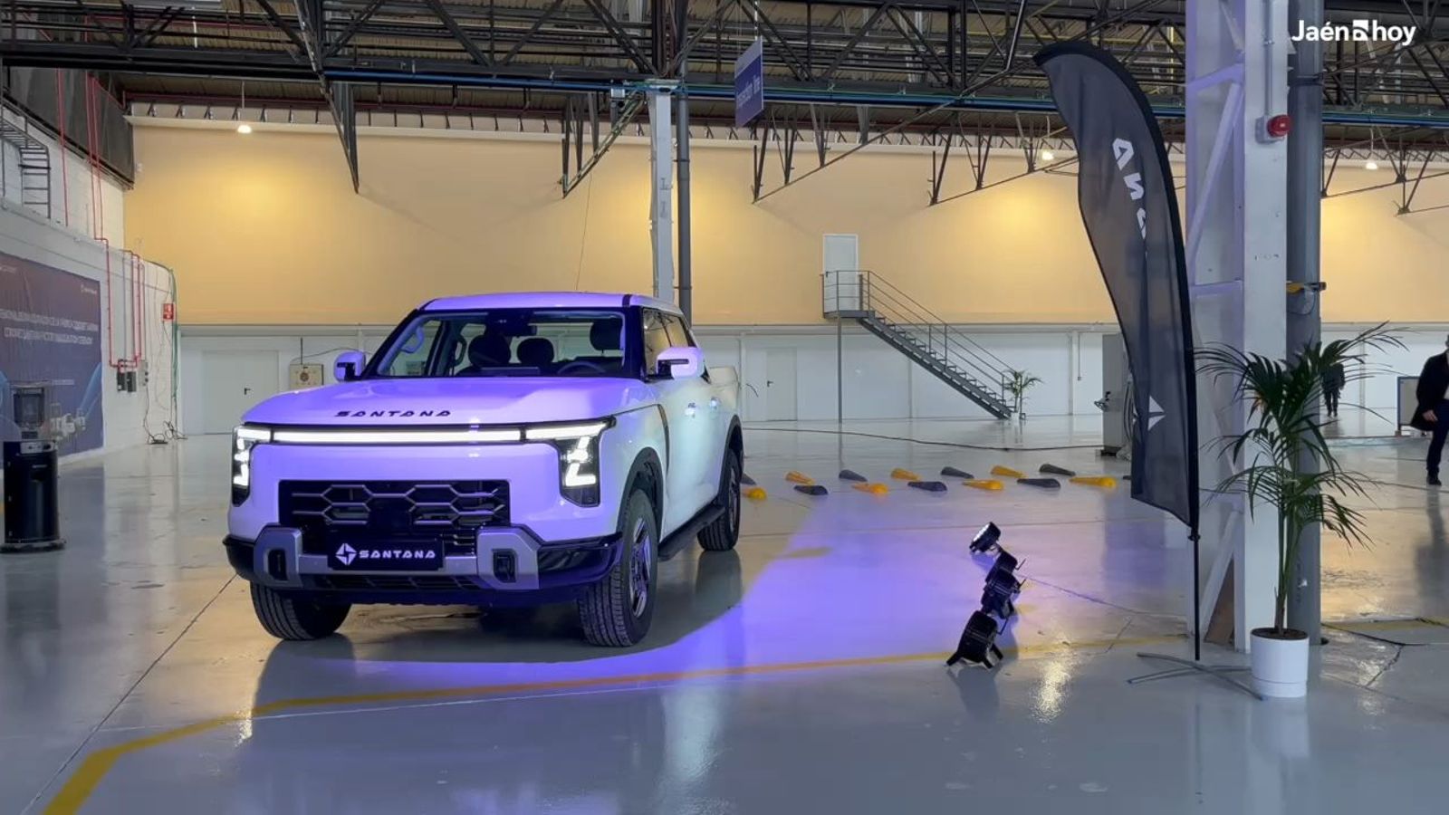 S DE SANTANA MOTOR. La ciudad jiennense de Linares recuperó la fabricación de vehículos tres lustros después del cierre de Santana Motor y el 5 de diciembre la nueva fábrica, en la que participan tres compañías chinas, entregó el primer todoterreno Santana 400, del que se prevé producir 20.000 unidades en tres años y la creación de 170 empleos.