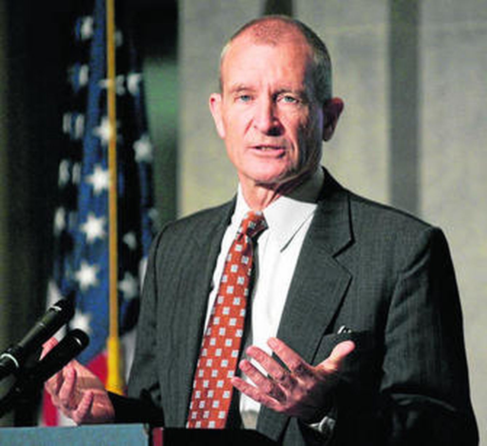 El ex almirante Blair, en el momento de anunciar su abandono del puesto.