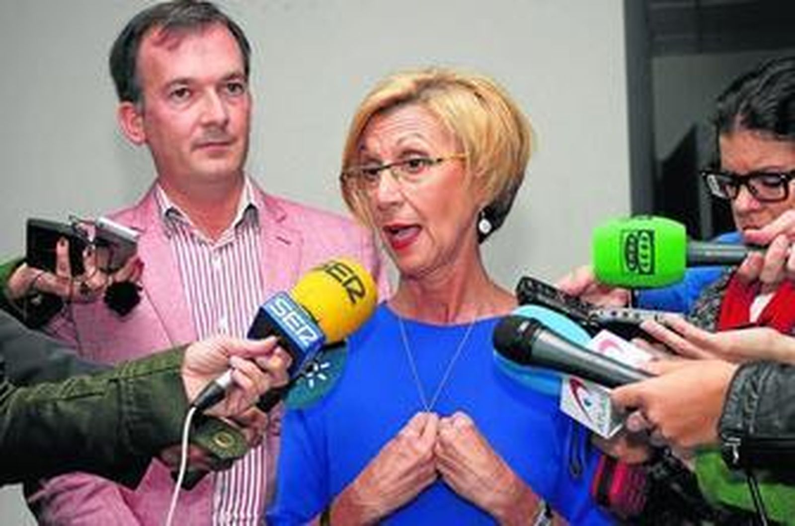 La líder de UPyD, Rosa Díez, atiende a los periodistas, ayer, surante su visita a la Universidad de Huelva.