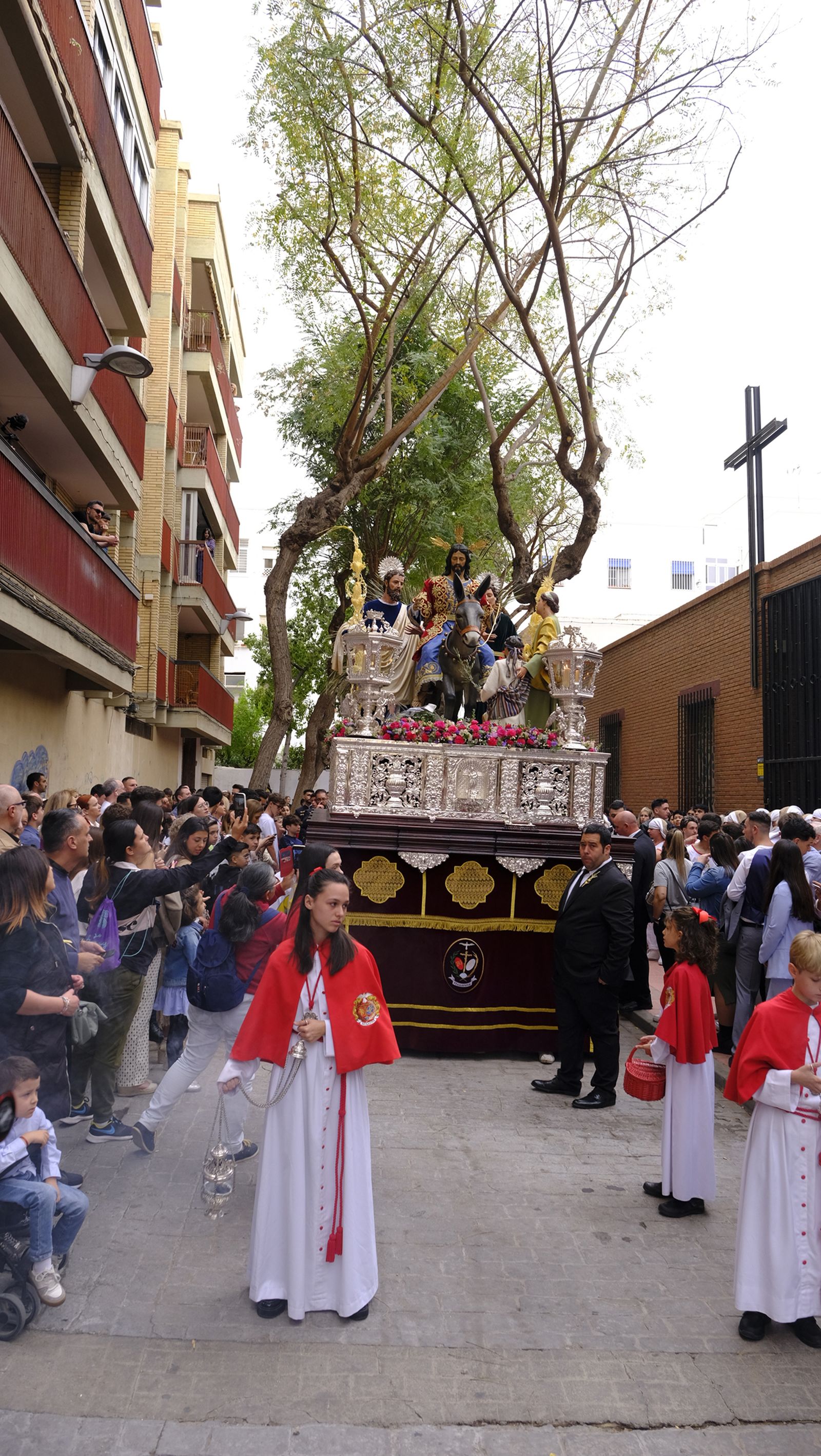 La Borriquita procesiona por las calles de Almería, en imágenes