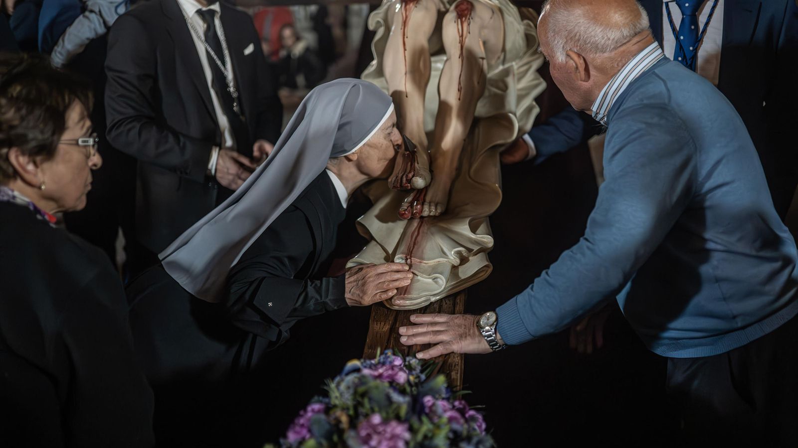 Improvisado besapiés, al Cristo de la Redención, durante su vía crucis