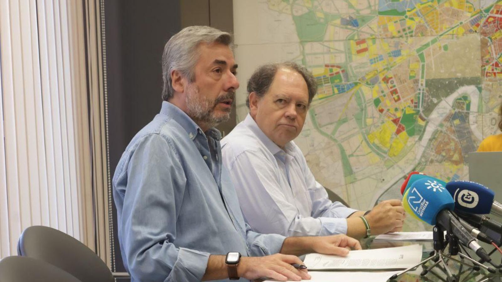 Miguel Ángel Torrico y Julián Álvarez, en la sede de la Gerencia Municipal de Urbanismo.