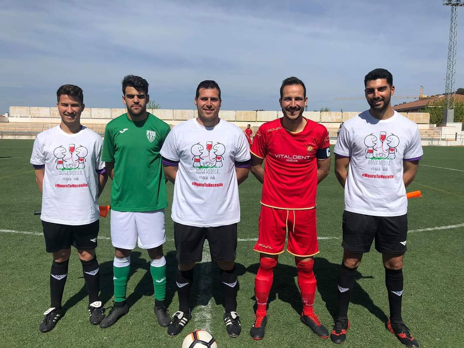 Capitanes y trío arbitral antes del inicio del encuentro.