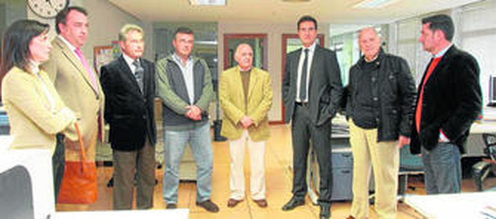 El director de 'Huelva Información', Javier Chaparro, recibió a los contertulios en la Redacción del periódico.