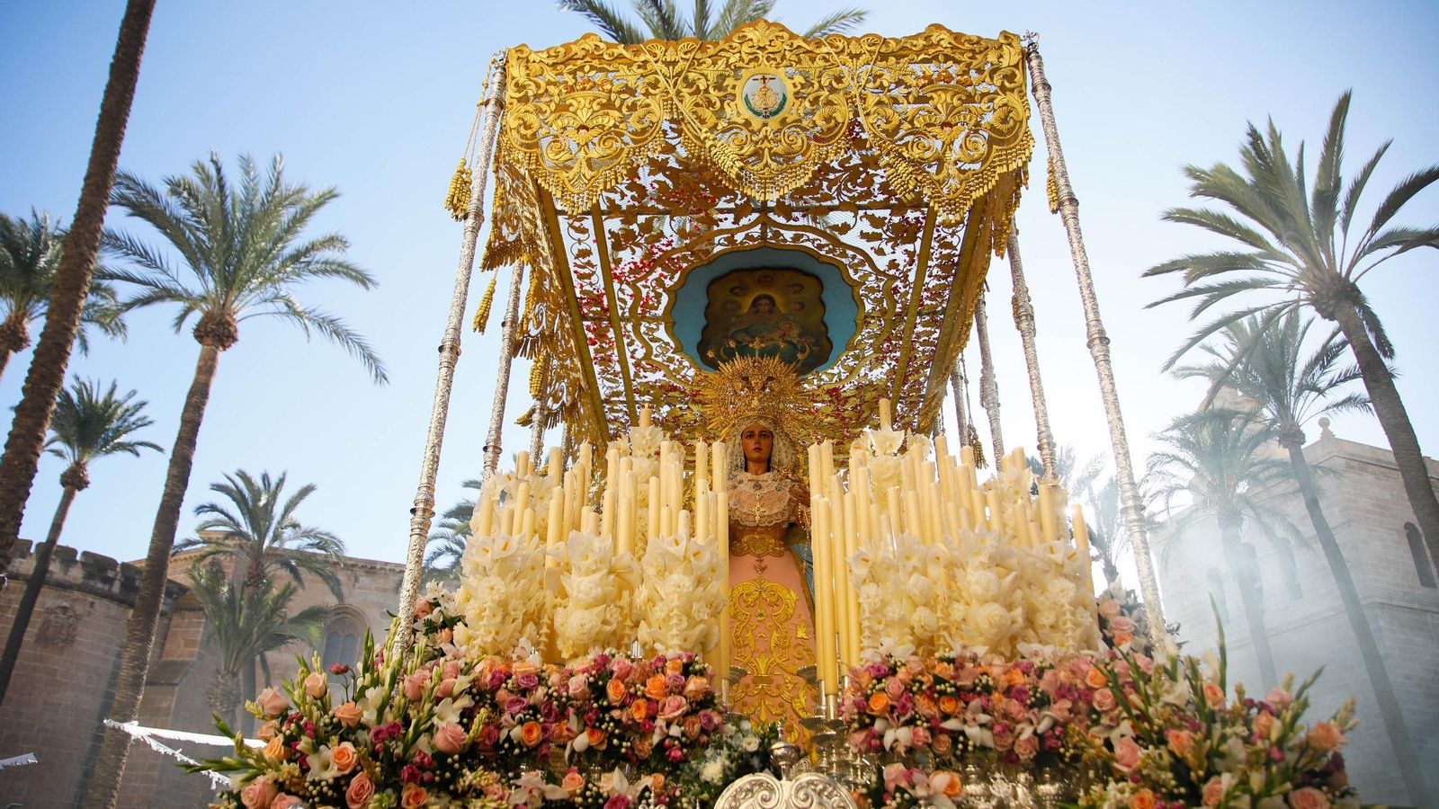 Vea la salida de la Hermandad de Los Ángeles de la Catedral de Almería