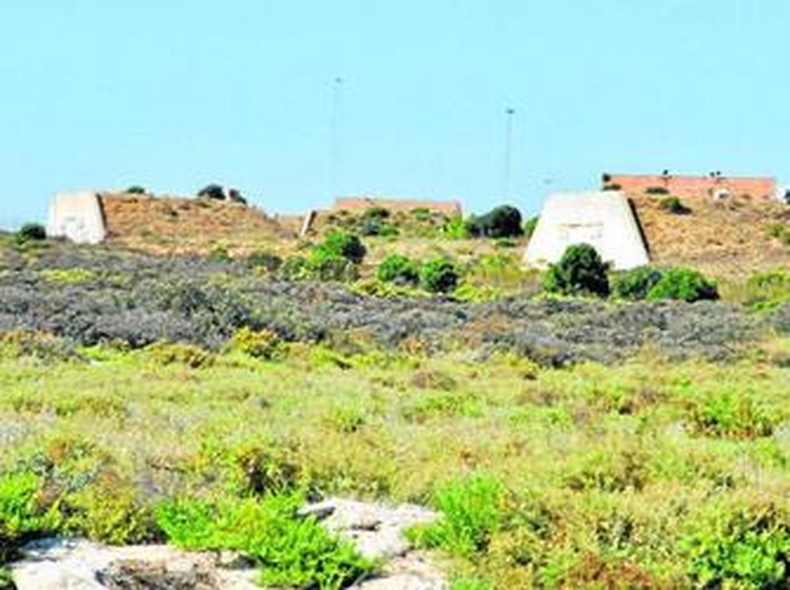 Vista de los polvorines de Fadricas, desde la zona de Bahía Sur.