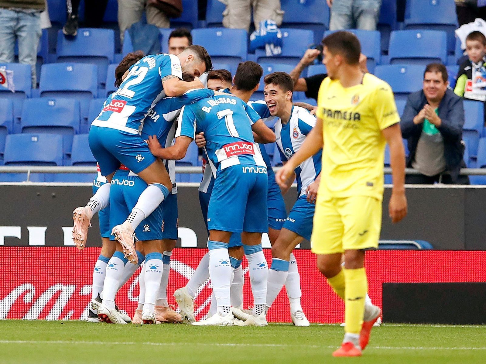 Los jugadores del Espanyol celebran uno de sus tantos frente al Villarreal.