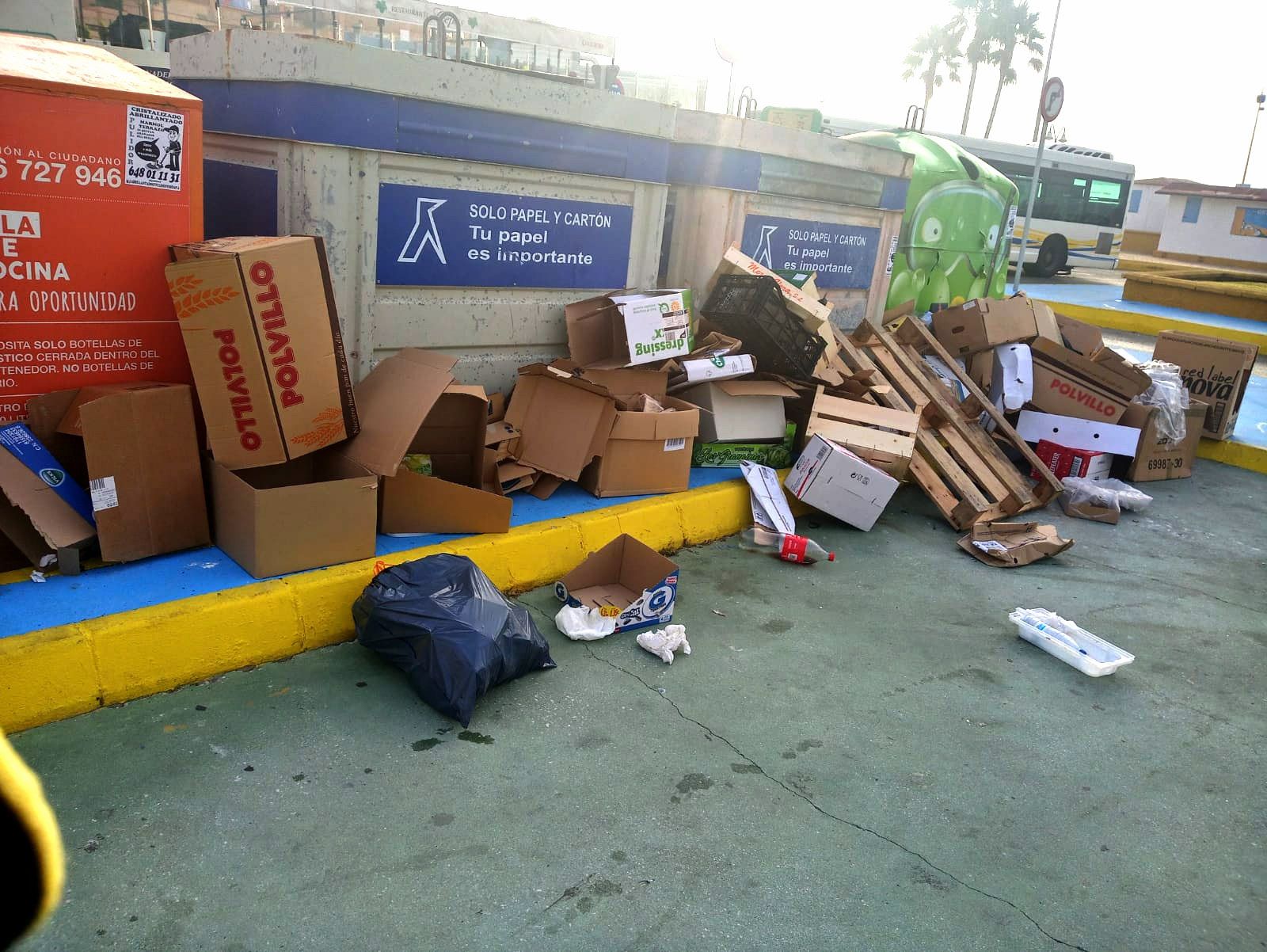 Cartones para reciclar sin recoger