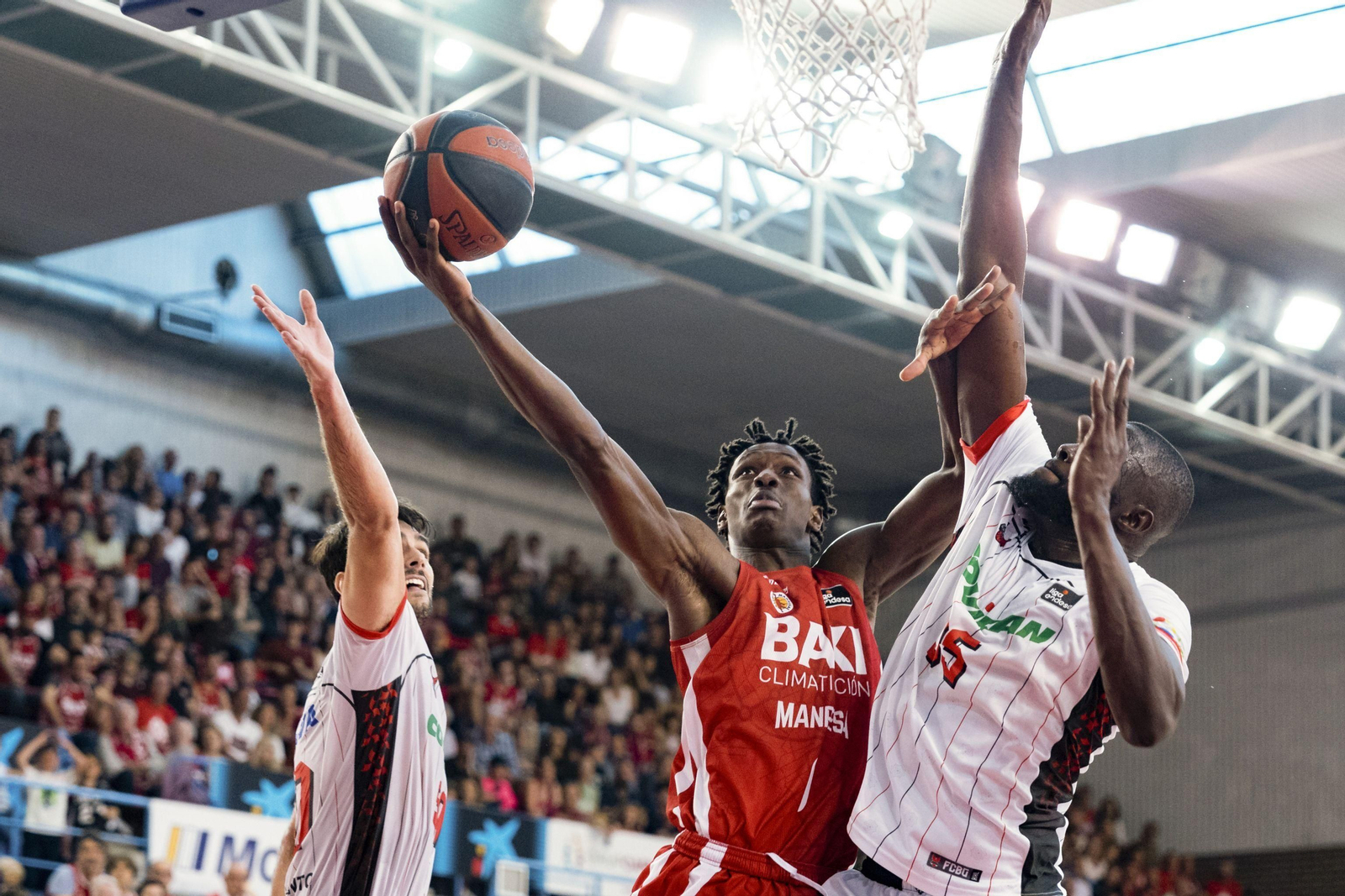 Acción defensiva del Covirán Granada en el partido de Manresa