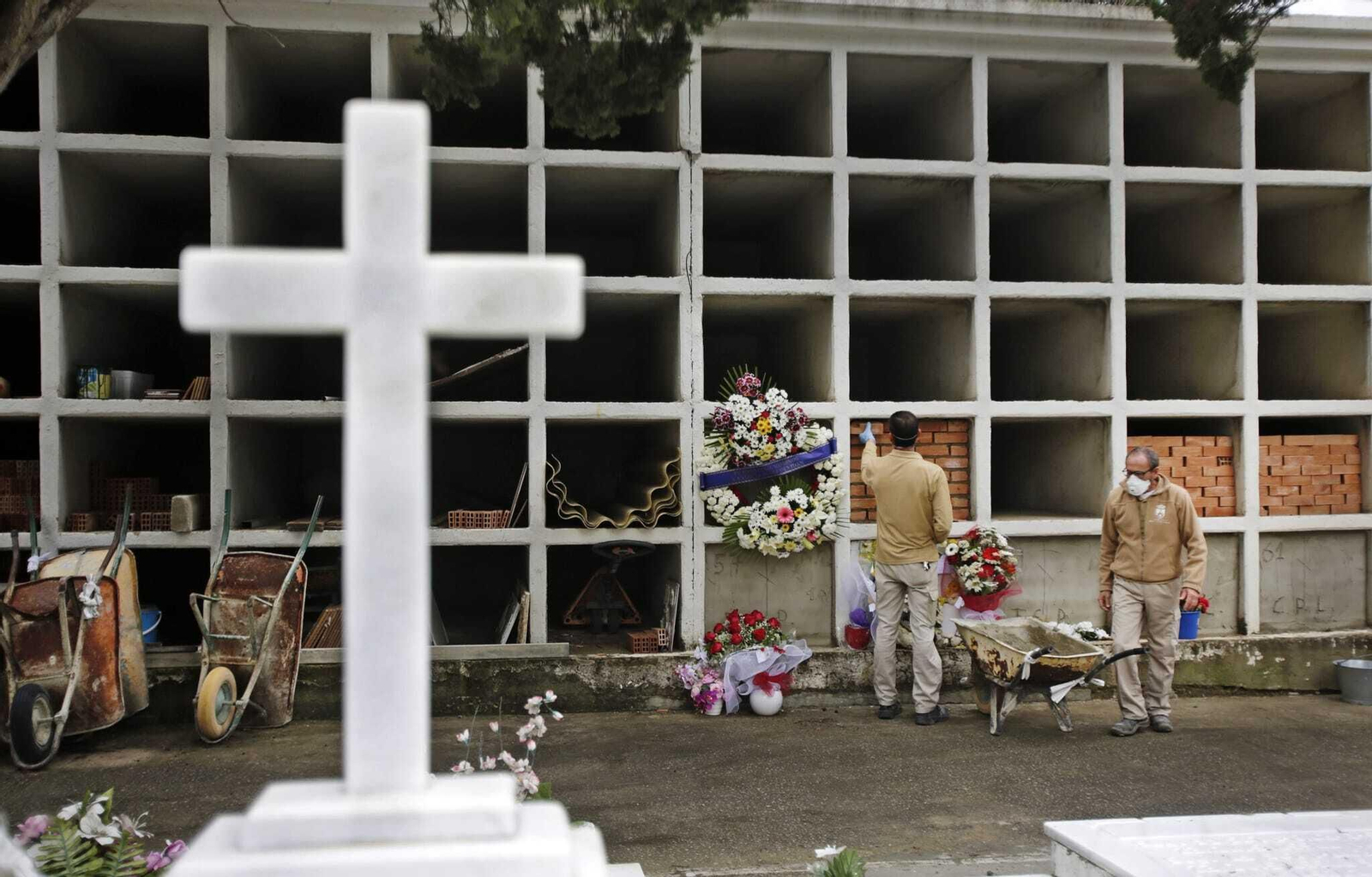 Trabajadores municipales en el cementerio de El Puerto, en una imagen de archivo.