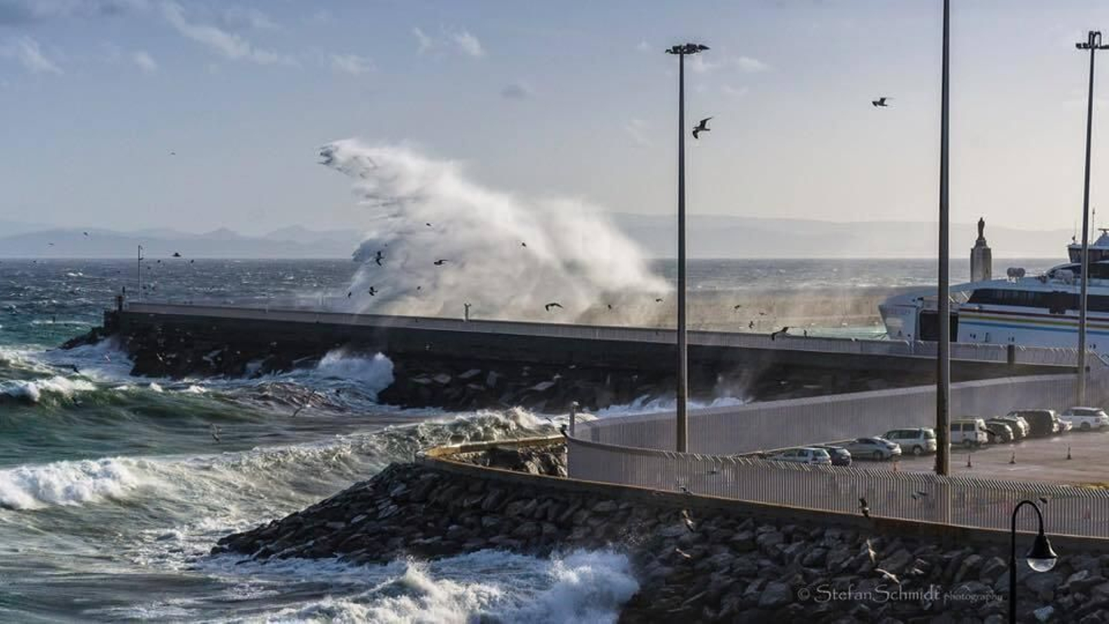 El puerto de Tarifa, azotado por las olas y el viento.