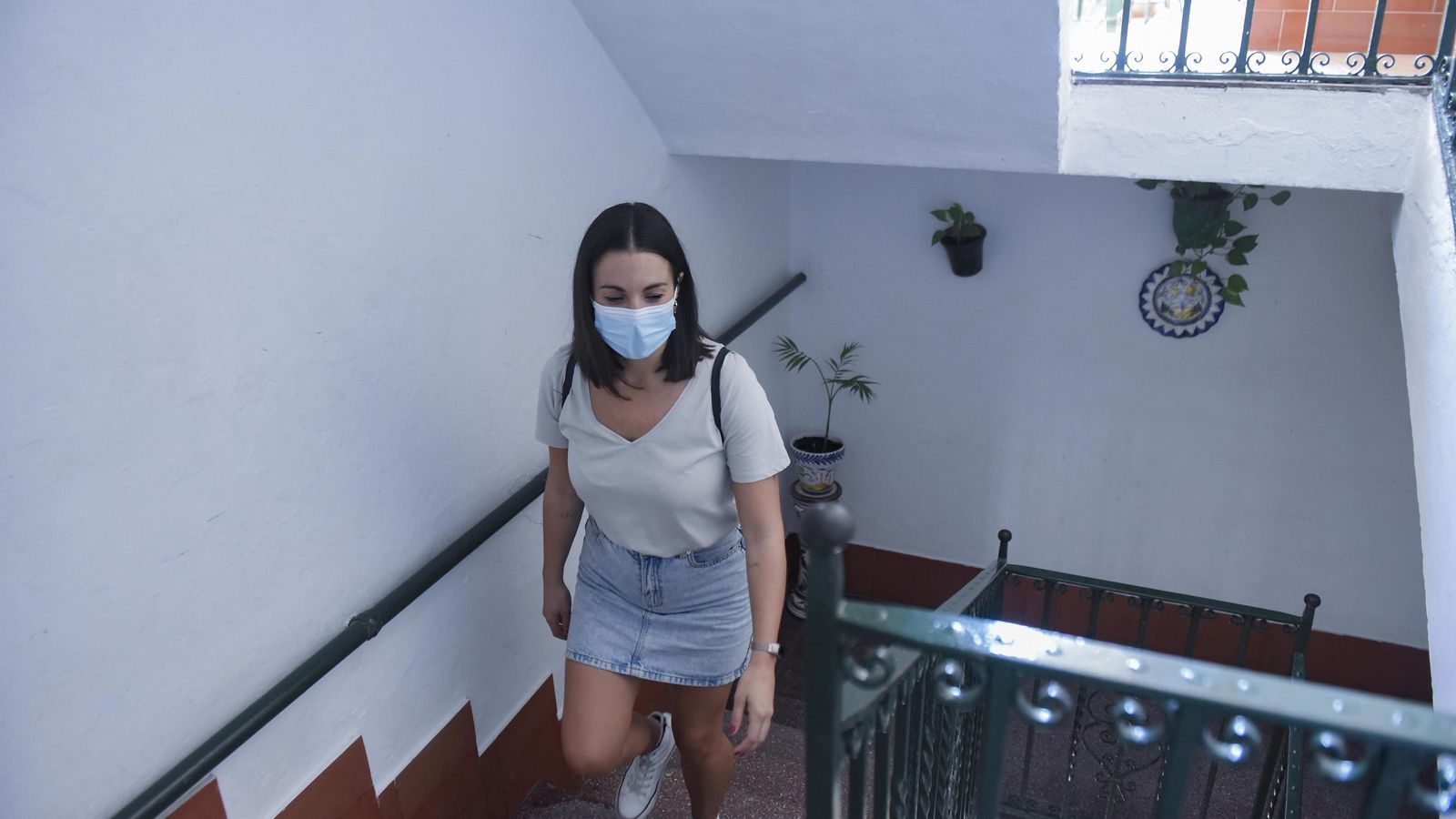 Una joven subiendo las escaleras del Corral de los Corchos.