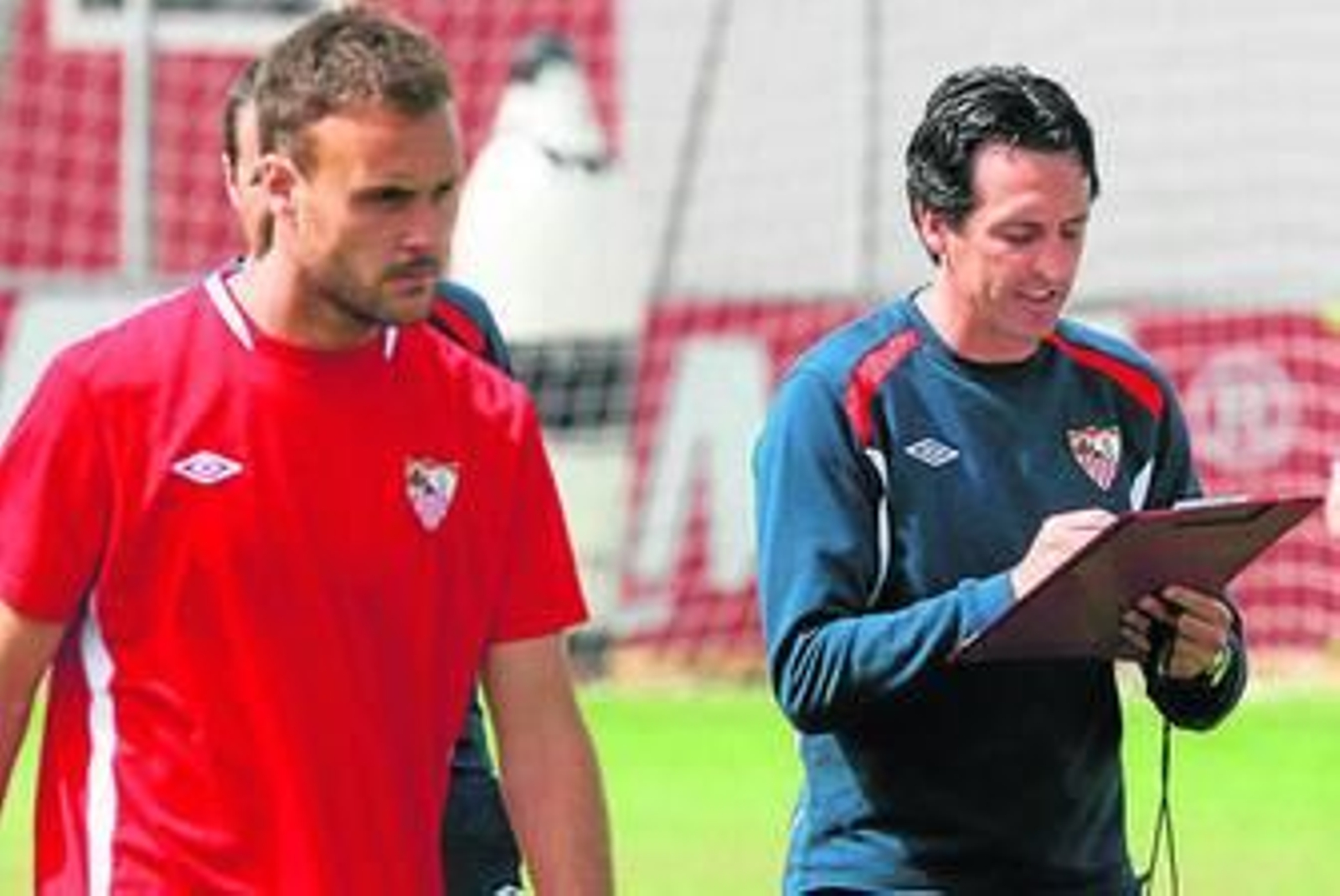 Juan Cala pasa por al lado de Emery mientras éste anota.