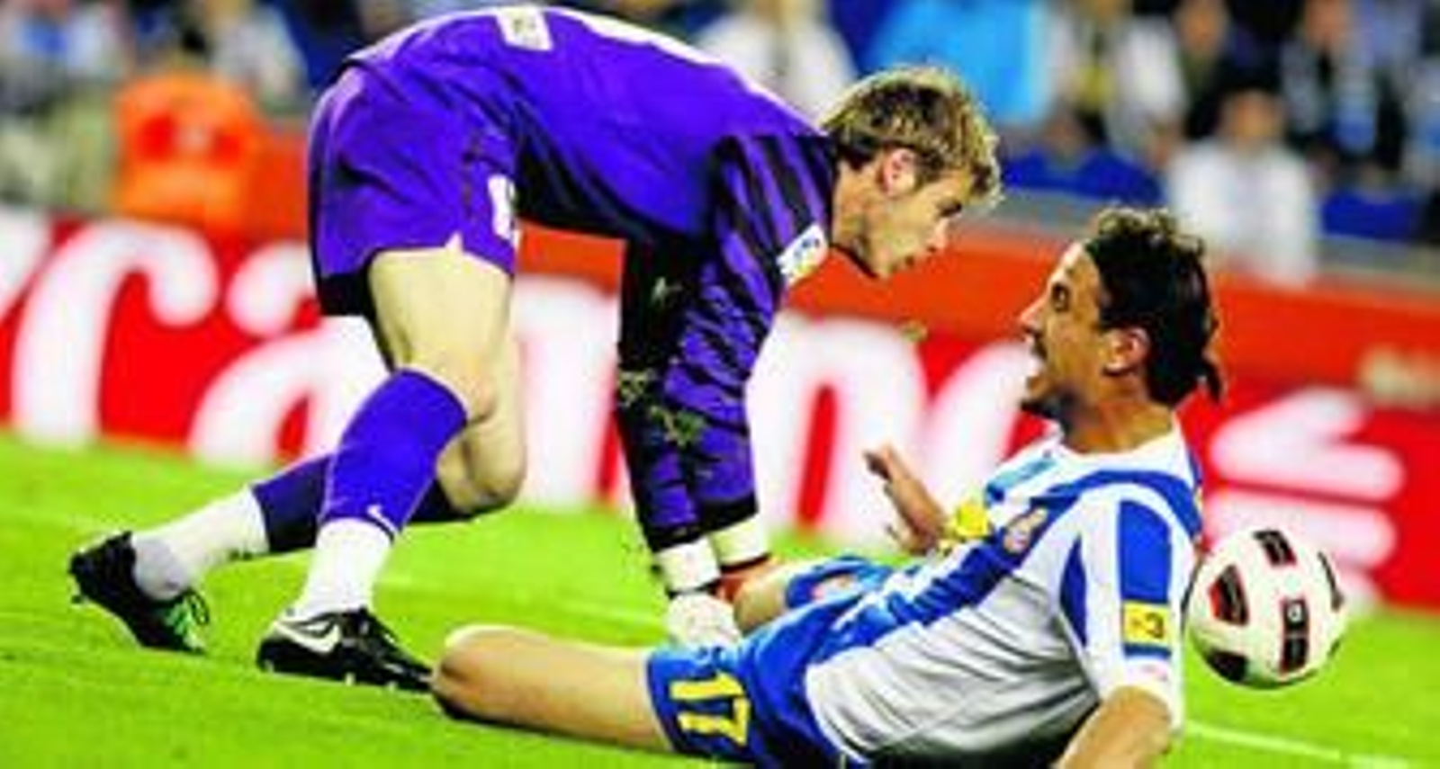 Osvaldo, protagonista de la noche, entra fuerte ante el portero del Atlético, De Gea.