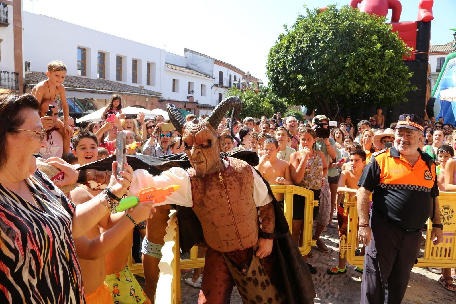 Las mejores imágenes de la fiesta de la Diablilla en Montoro: sustos, diversión y un espectacular tobogán gigante