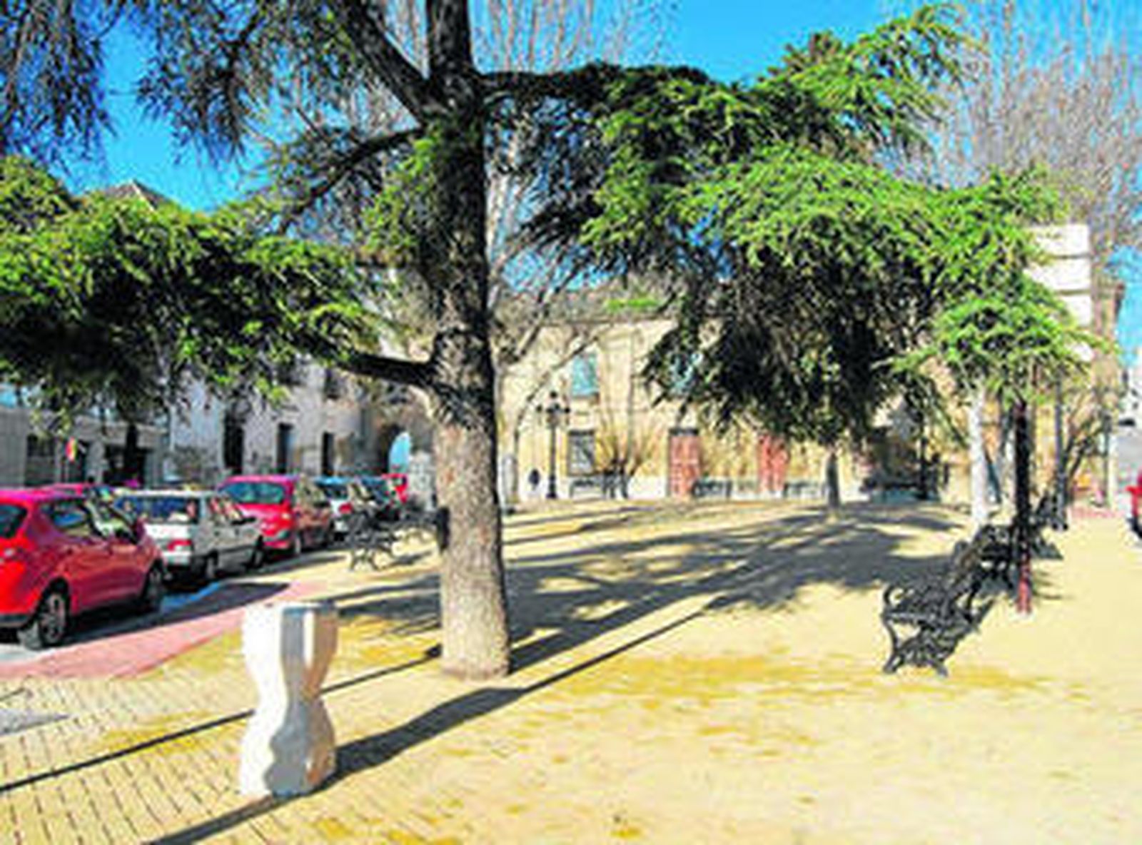 Llano de Palacio, con el complejo nobiliario al fondo y el arco de Santa Clara.