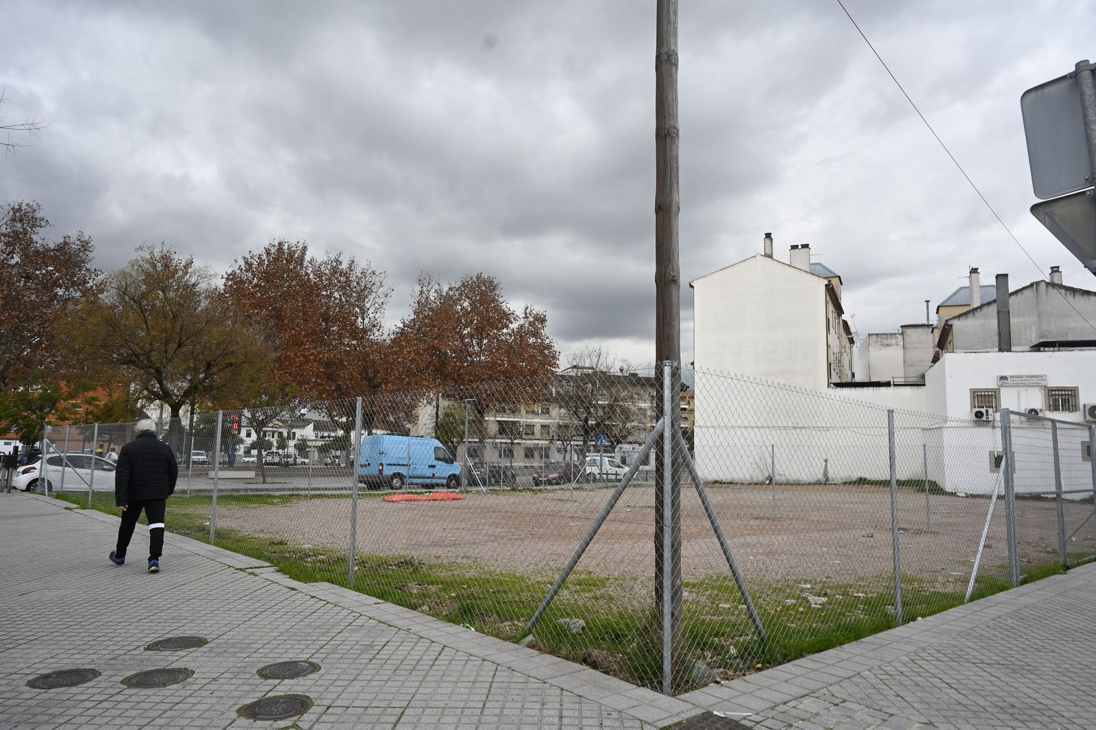 Uno de los solares usados como parking, cerrado con vallas.
